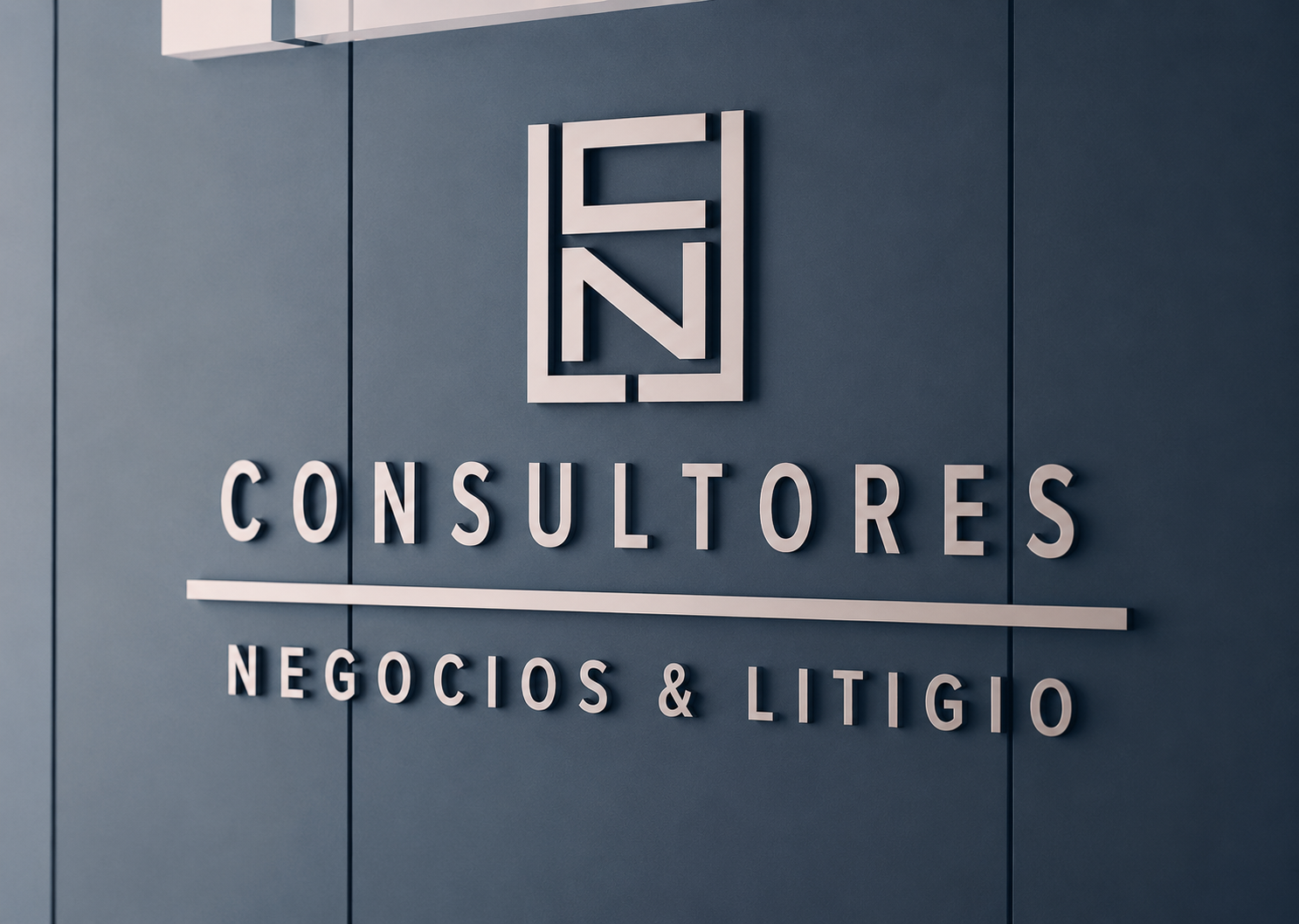 Señalética de la oficina: el isotipo de CNL sobre las palabras Consultores, Negocios y Litigio